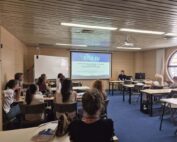 Ulomak Naš dopredsjednik i IPS trener Luka Bazina predstavio je rad Udruge Feniks Split na 3. SEA-EU Society Hub konferenciji u Splitu, gdje je govorio o važnosti vršnjačke podrške i zajedničkih intervencija za očuvanje mentalnog zdravlja mladih kroz projekt „Puna mi je kapa!“.