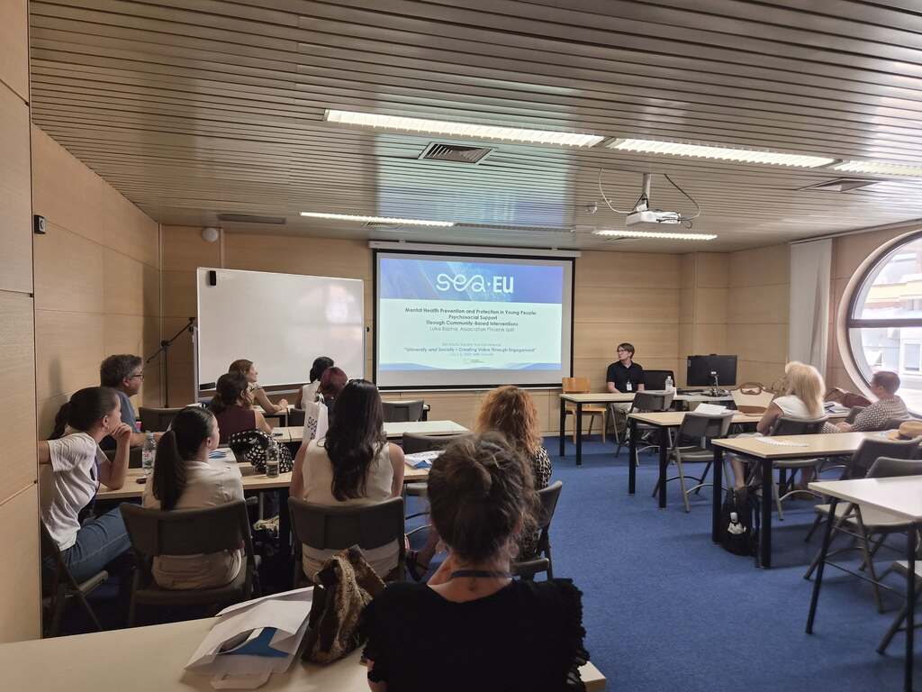 Ulomak Naš dopredsjednik i IPS trener Luka Bazina predstavio je rad Udruge Feniks Split na 3. SEA-EU Society Hub konferenciji u Splitu, gdje je govorio o važnosti vršnjačke podrške i zajedničkih intervencija za očuvanje mentalnog zdravlja mladih kroz projekt „Puna mi je kapa!“.