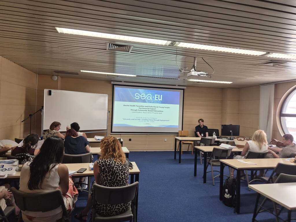 Naš dopredsjednik predstavio rad Udruge Feniks Split na SEA-EU konferenciji (2) Ulomak Naš dopredsjednik i IPS trener Luka Bazina predstavio je rad Udruge Feniks Split na 3. SEA-EU Society Hub konferenciji u Splitu, gdje je govorio o važnosti vršnjačke podrške i zajedničkih intervencija za očuvanje mentalnog zdravlja mladih kroz projekt „Puna mi je kapa!“.