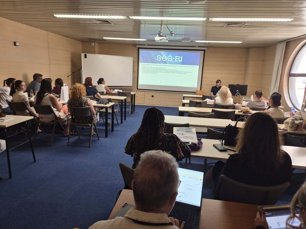 Naš dopredsjednik predstavio rad Udruge Feniks Split na SEA-EU konferenciji (3) Ulomak Naš dopredsjednik i IPS trener Luka Bazina predstavio je rad Udruge Feniks Split na 3. SEA-EU Society Hub konferenciji u Splitu, gdje je govorio o važnosti vršnjačke podrške i zajedničkih intervencija za očuvanje mentalnog zdravlja mladih kroz projekt „Puna mi je kapa!“.