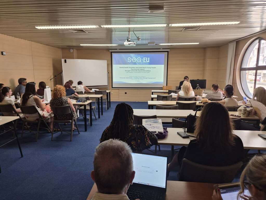 Naš dopredsjednik predstavio rad Udruge Feniks Split na SEA-EU konferenciji (4) Ulomak Naš dopredsjednik i IPS trener Luka Bazina predstavio je rad Udruge Feniks Split na 3. SEA-EU Society Hub konferenciji u Splitu, gdje je govorio o važnosti vršnjačke podrške i zajedničkih intervencija za očuvanje mentalnog zdravlja mladih kroz projekt „Puna mi je kapa!“.
