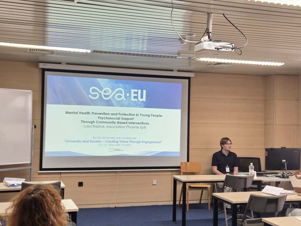 Naš dopredsjednik predstavio rad Udruge Feniks Split na SEA-EU konferenciji (5) Ulomak Naš dopredsjednik i IPS trener Luka Bazina predstavio je rad Udruge Feniks Split na 3. SEA-EU Society Hub konferenciji u Splitu, gdje je govorio o važnosti vršnjačke podrške i zajedničkih intervencija za očuvanje mentalnog zdravlja mladih kroz projekt „Puna mi je kapa!“.